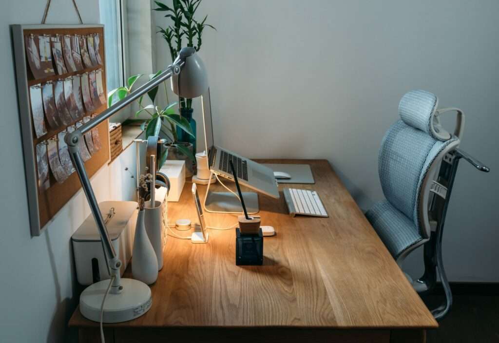 Poste de travail de bureau avec écran et fauteuil ergonomique