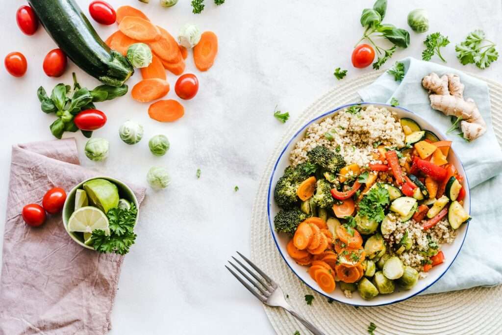 Assiette équilibrée de légumes et céréales