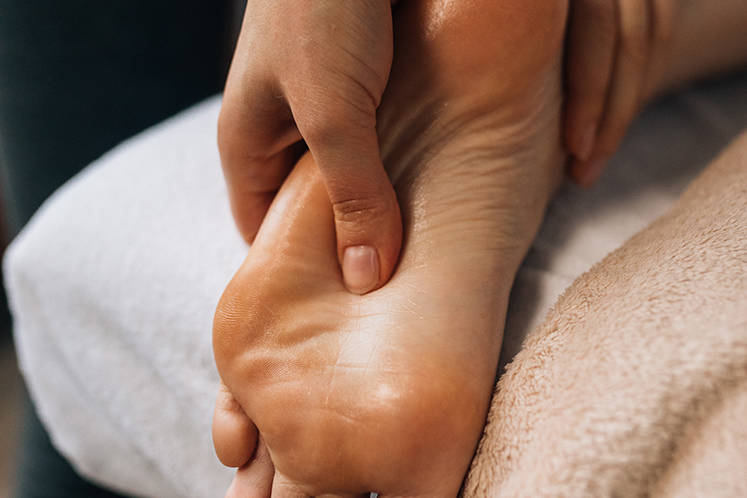 Massage réflexologie pieds mains oreilles