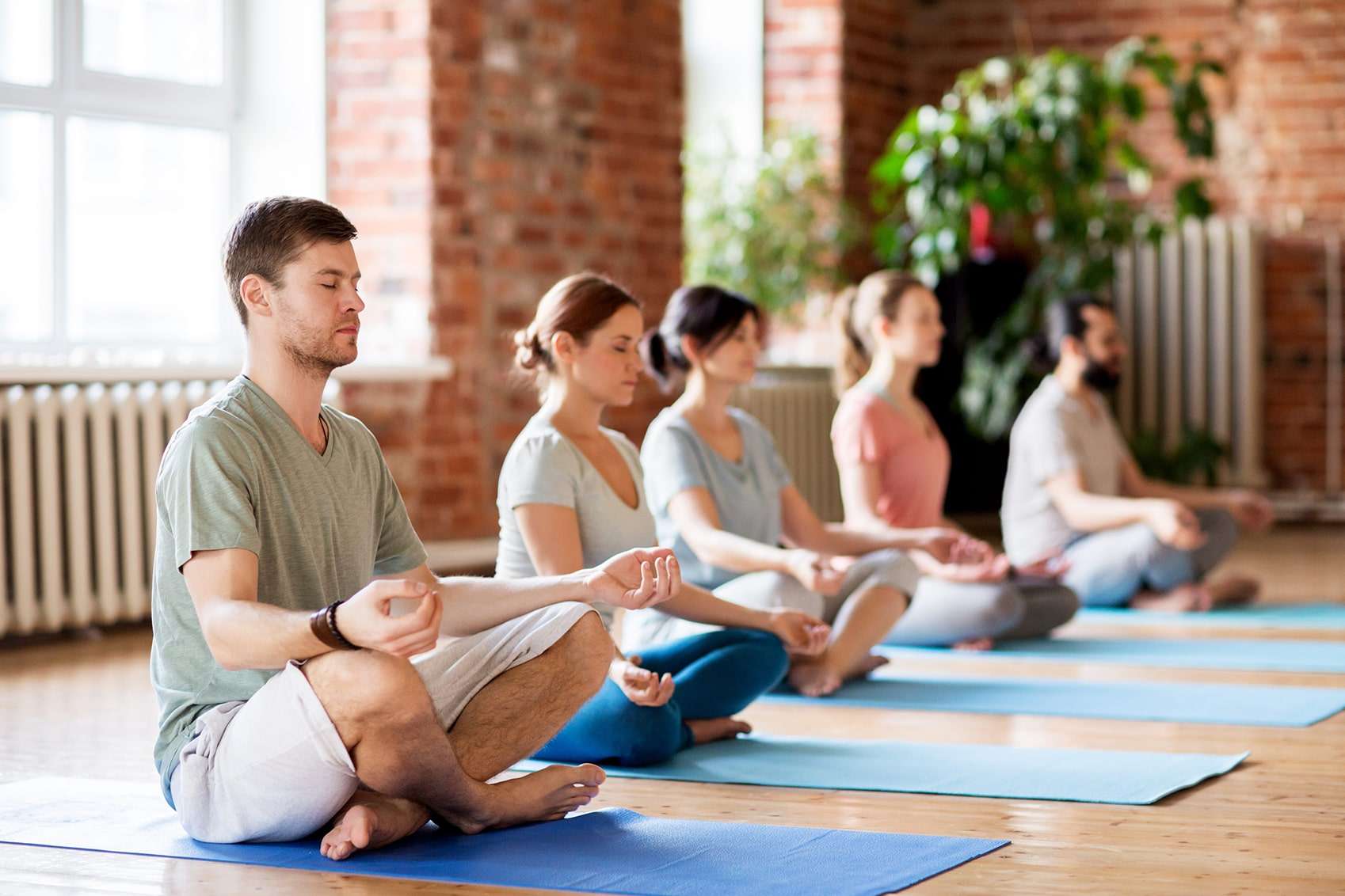 Groupe de personnes faisant une séance dans le cadre d'un programme de sport en entreprise