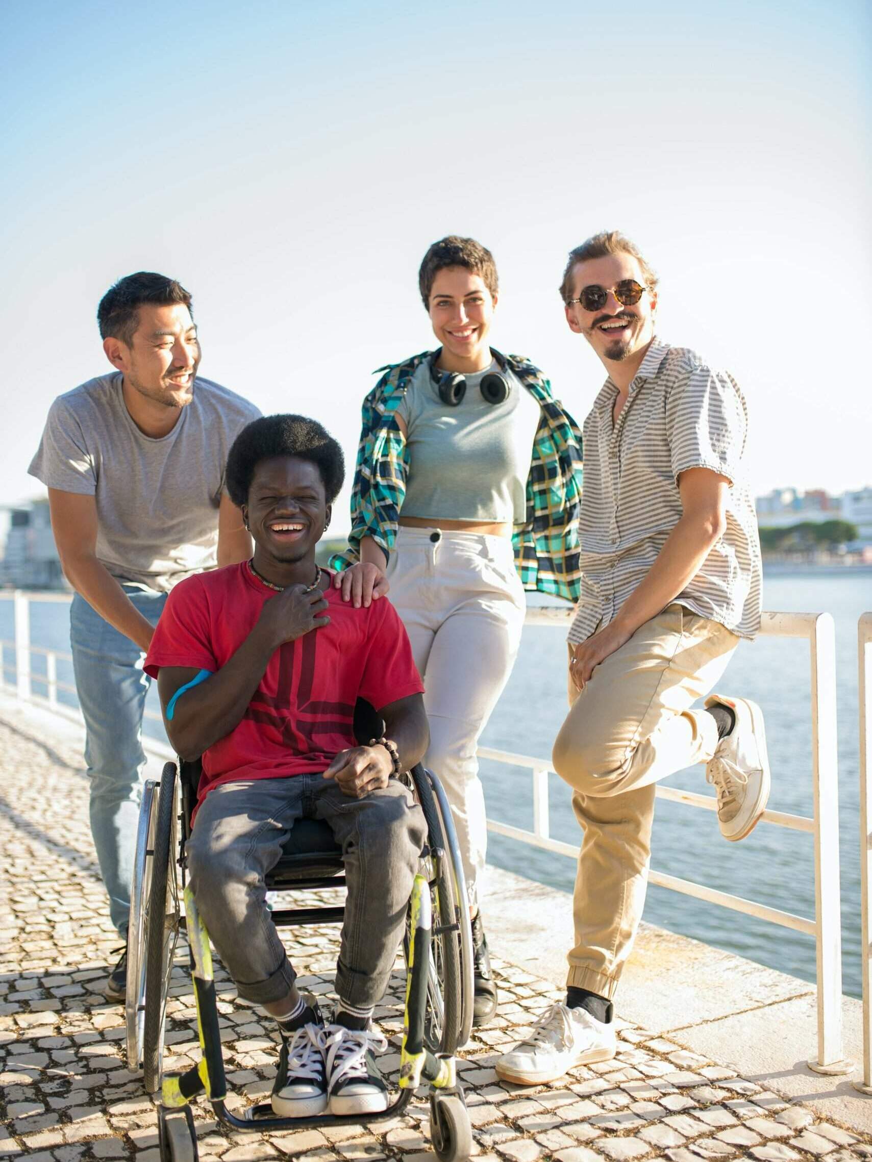 groupe de personnes avec une personne en fauteuil roulant