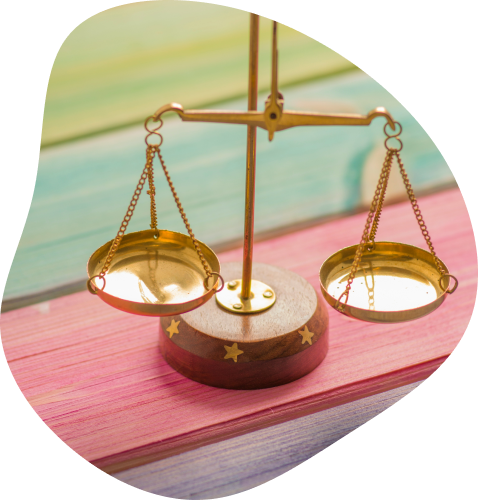 Balance dorée dont les deux côtés se trouvent à l'équilibre