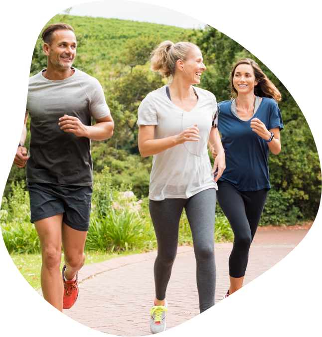 3 personnes en tenue de sport qui se font une sortie running