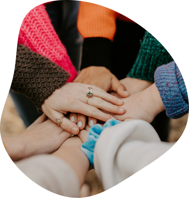 Focus sur les main d'un groupe de personne qui sont les unes sur les autres. Mouvement de solidarité.