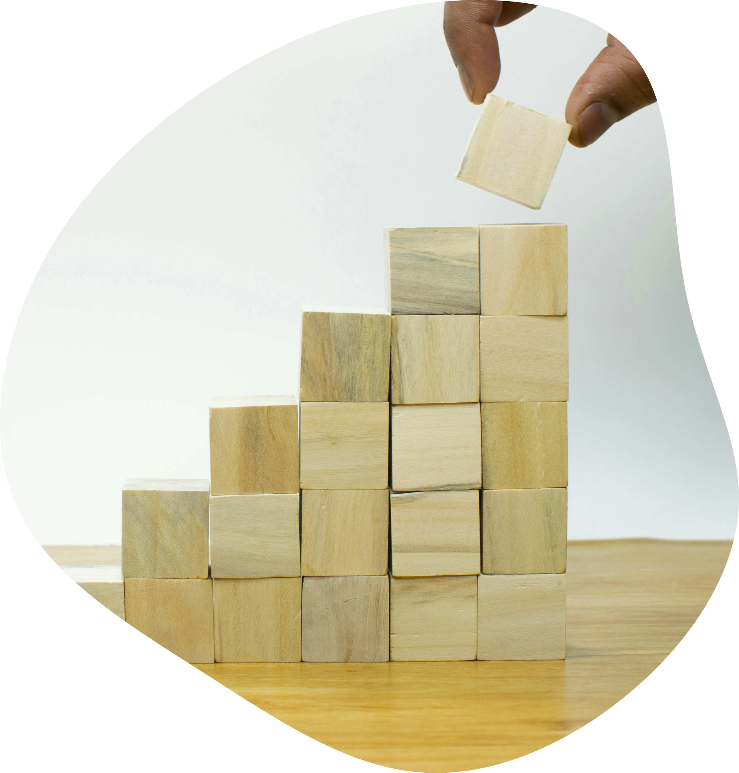 Cube en bois empilé de manière à en faire un escalier
