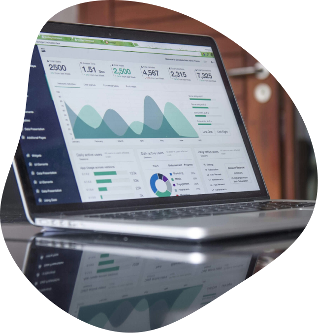 Focus sur un dashboard avec de nombreux graphiques et de nombreuses données