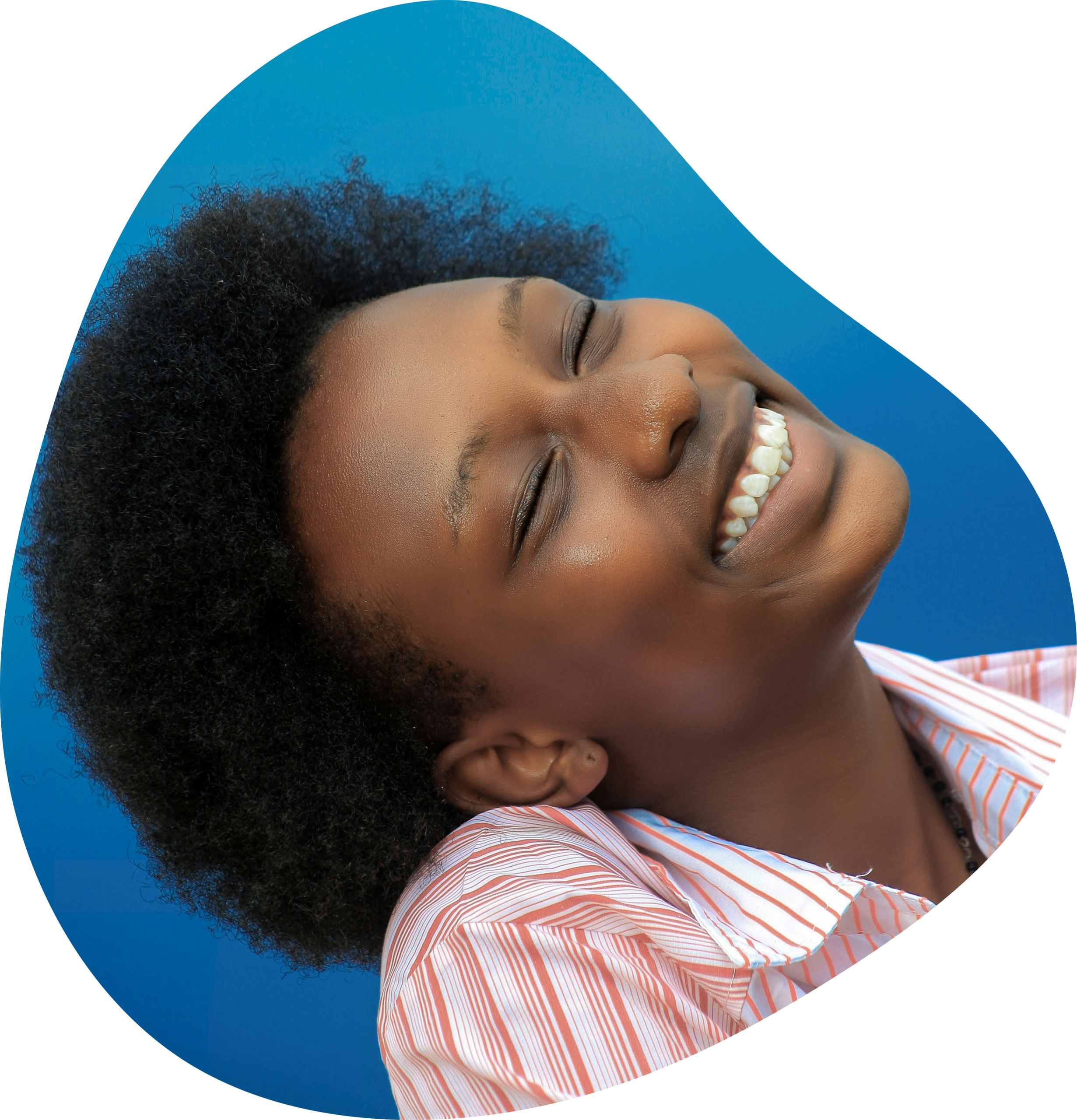 Une femme avec la tête penchée et un grand sourire