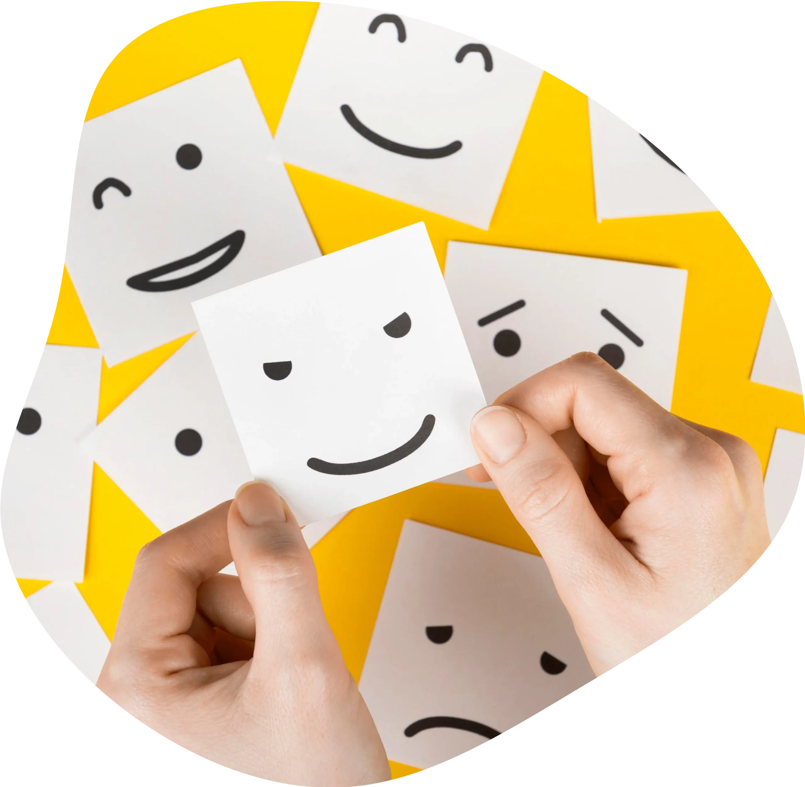 Vue zenithal de plusieurs post-it avec des smileys de différentes émotions dessinées dessus. Ceux-ci sont posé sur un fond jaune.