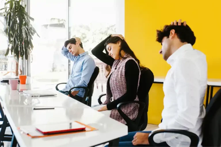 Salariés faisant des étirements à leur poste de travail