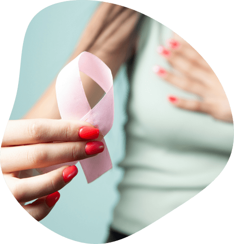 Une femme montre en premier plan un ruban rose en lui donnant la forme d'une boucle pour montrer son soutien à octobre rose