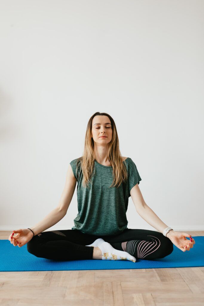 Femme assise en tailleur pratiquant un exercice de respiration