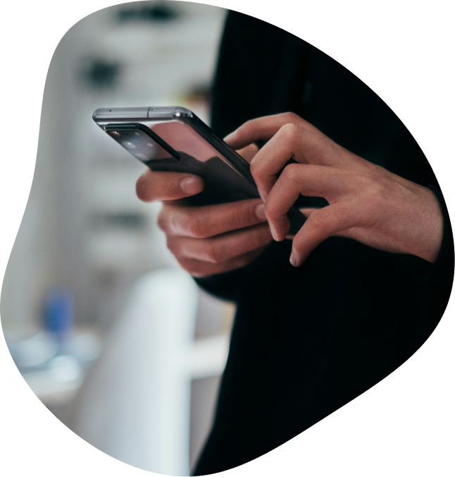 Zoom sur une personne scrollant sur son téléphone