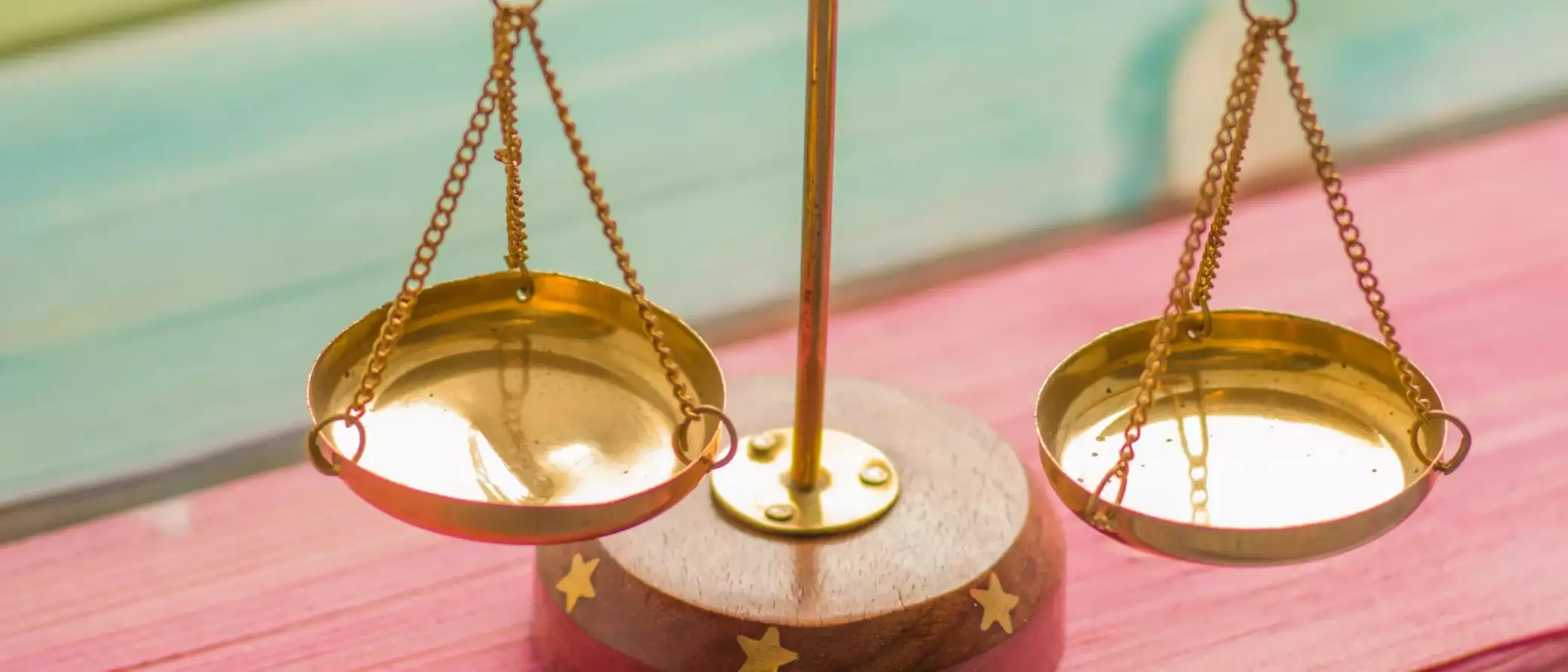 Balance dorée dont les deux côtés se trouvent à l'équilibre