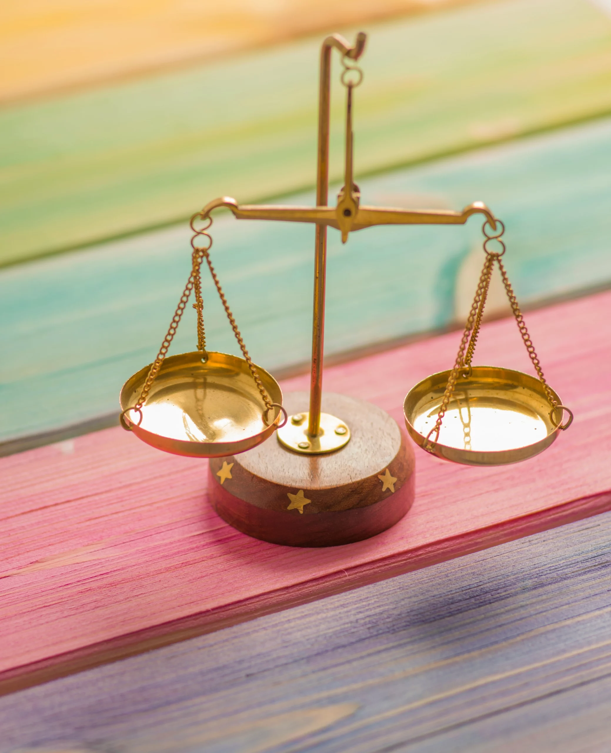 Balance dorée dont les deux côtés se trouvent à l'équilibre