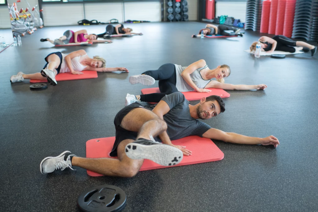 Salariés allongés sur des tapis pendant une séance de gymnastique douce